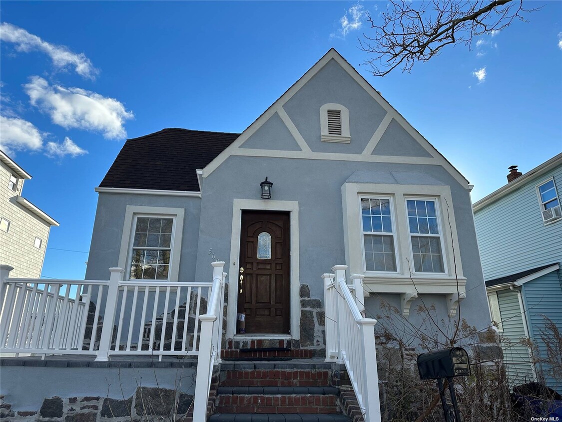 560 E Hudson St, Long Beach, NY 11561 Room for Rent in Long Beach, NY