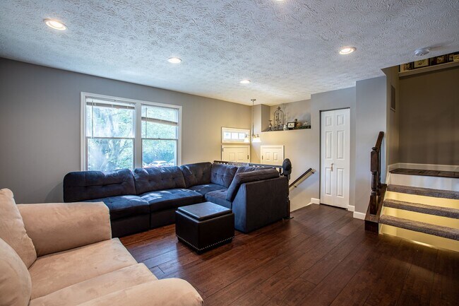 Foto del edificio - Charming 2 BR/2.5 BA Townhome in Chestnut ...