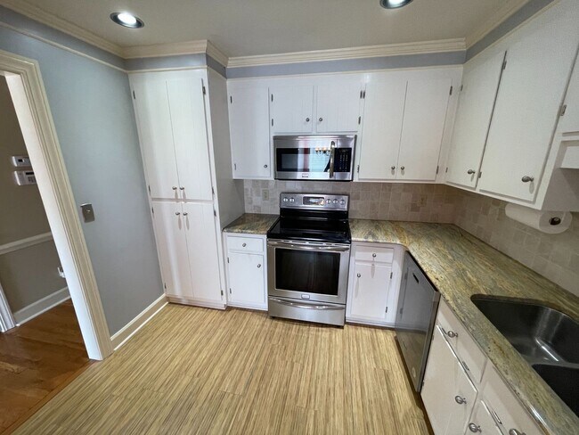 Building Photo - Beautiful Townhouse For Rent