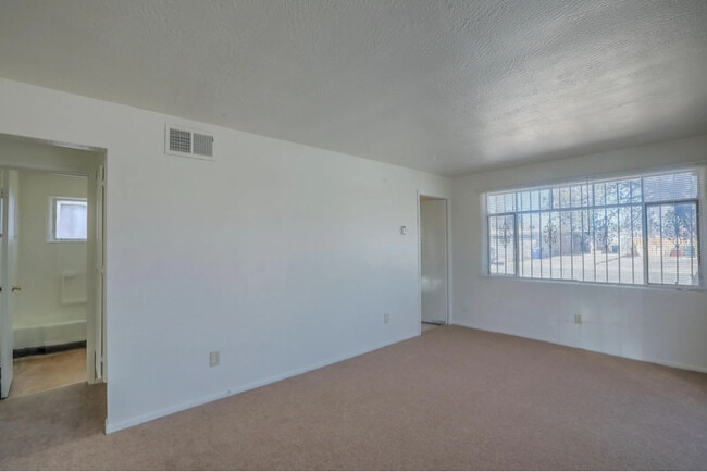 Foto del edificio - 3516 Crest Ave SE