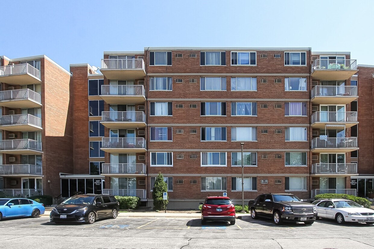 2201 S Highland Ave Unit 6G, Lombard, IL 60148 Condo for Rent in