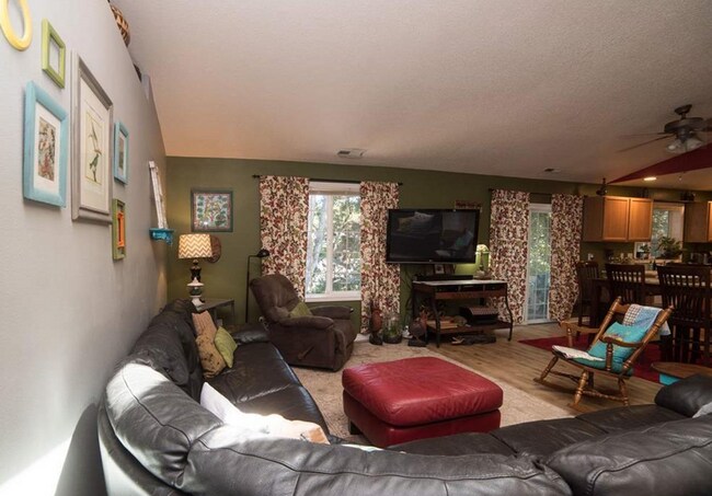 Building Photo - 3bd/2ba AVAILABLE NOW!! Spacious 3 bedroom...