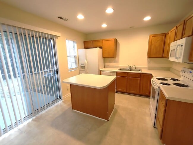 Building Photo - Move In Ready Townhome located in Benningt...