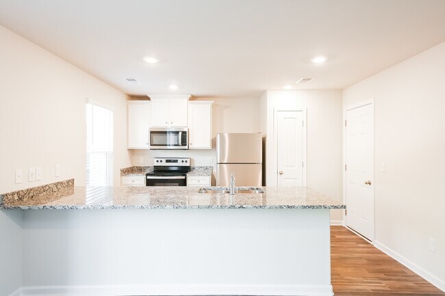 Building Photo - 2135 Southlea Dr