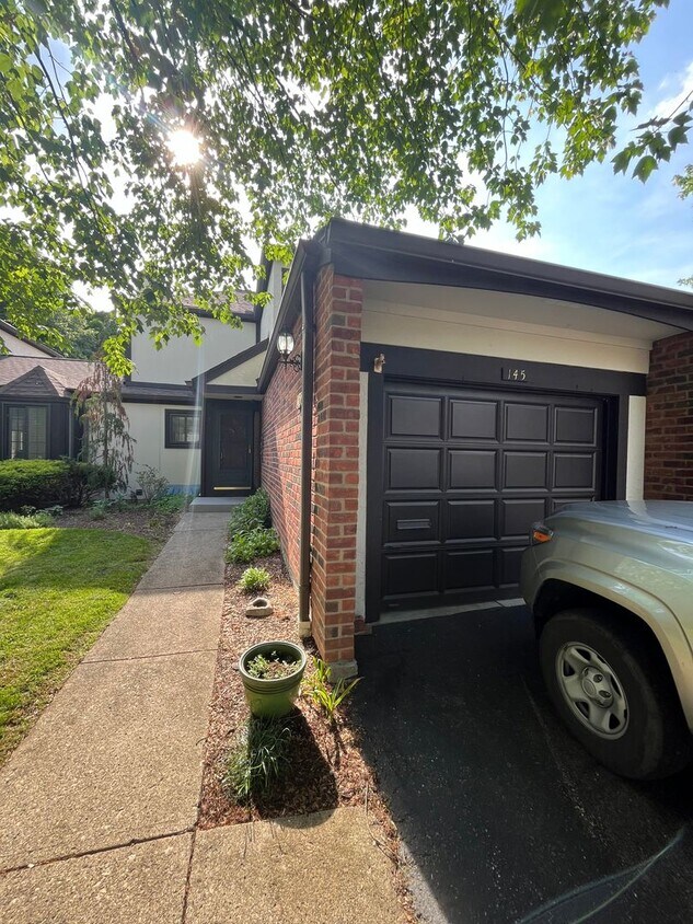 Foto principal - Beautifully Renovated 2 Bed 2.5 Bath Apart...