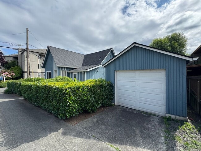 Building Photo - Beautifully Remodeled Lakeside Home in the...