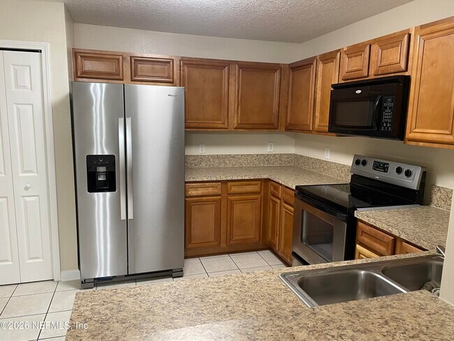 Foto del edificio - 6985 Ortega Woods Dr