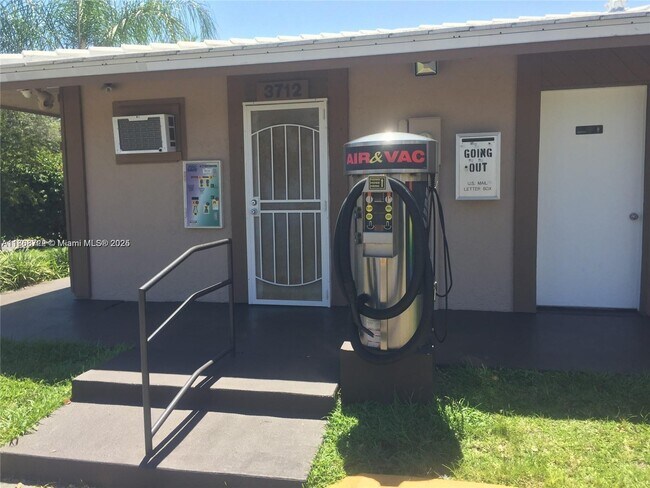 Foto del edificio - 3720 N Pine Island Rd