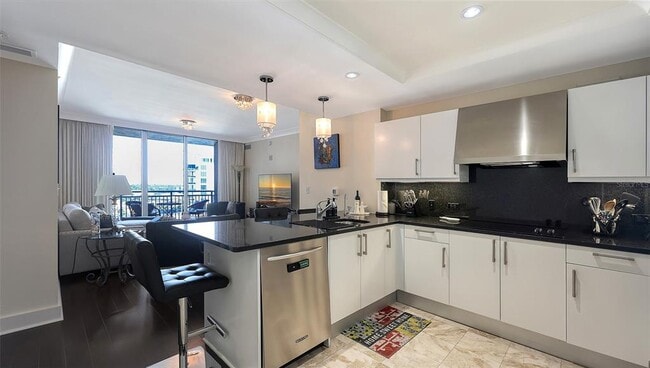 Building Photo - 1350 Main St