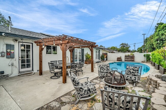 Pergola and Fire Pit - 1880 N Greengrove St