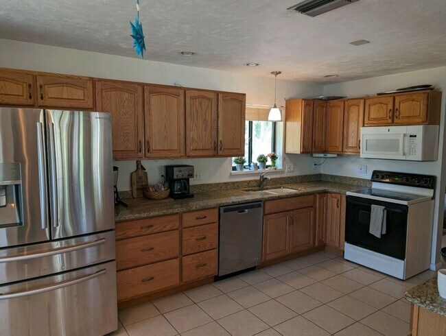 Building Photo - McGregor Woods  Community with Natural Surrounding Charm. Close to Sanibel.