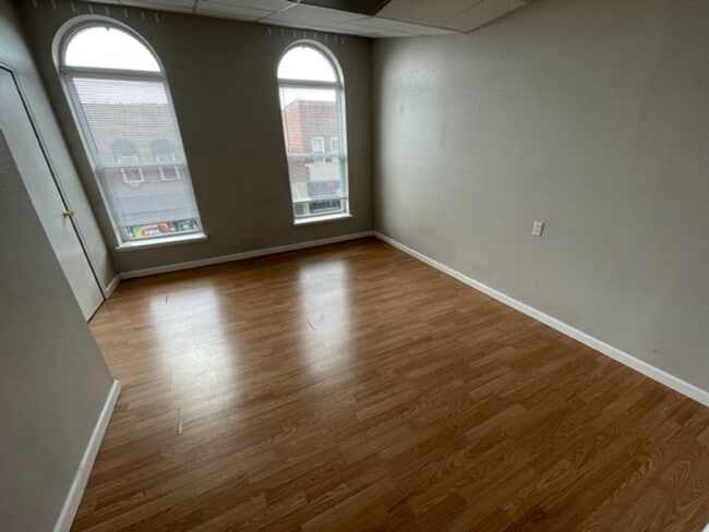 Building Photo - 3bedroom/1 bath apartment -upstairs above ...