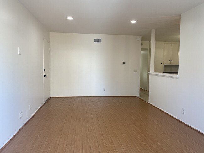 Foto del edificio - 4846 Larwin Ave