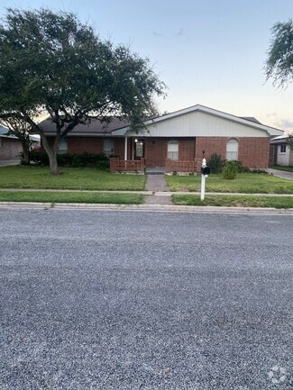 Building Photo - 127 Chiltipin Dr