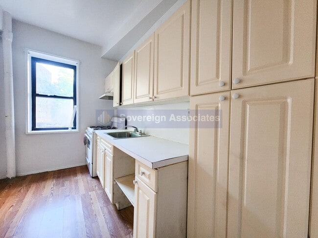 Building Photo - 525-527 Riverdale Avenue