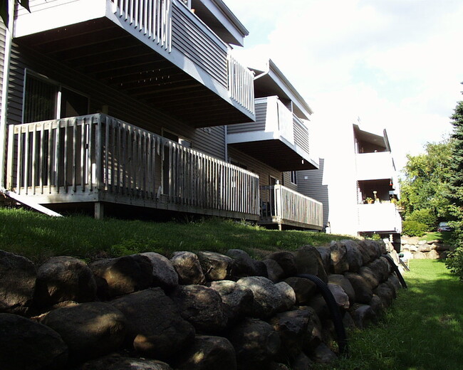 Building Photo - Great Arboretum location - lofted units - ...