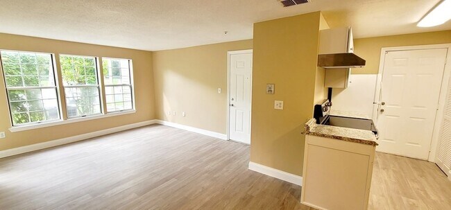 Building Photo - 2 Squire Ct