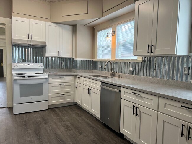 Building Photo - Great 8 Bedroom House Very Close to University of Washington
