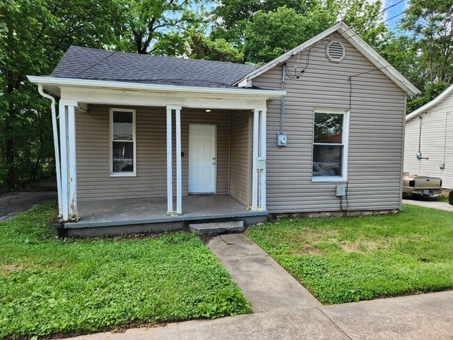 Building Photo - Spacious 2-Bedroom, 1-Bathroom Home AVAILABLE NOW!!
