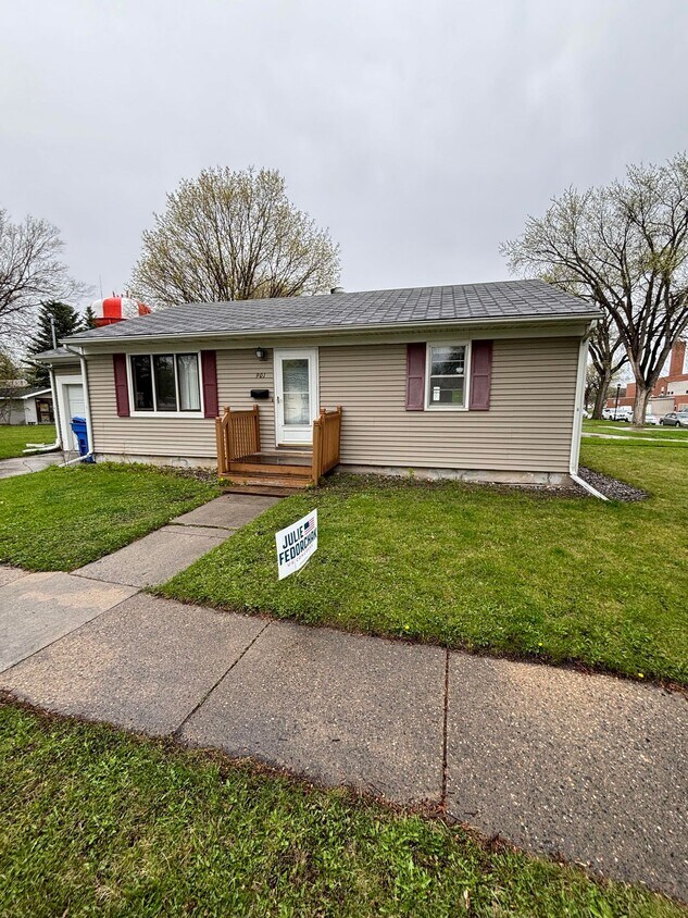 Primary Photo - 901 14th Ave N