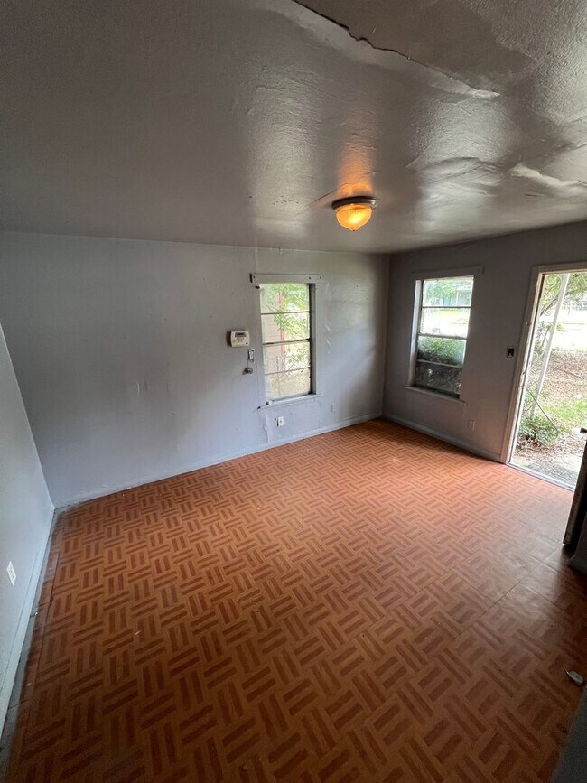 Foto del edificio - 3410 Clarke Blvd