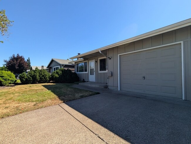 Building Photo - Newly Remodeled 2-Bedroom, 1-Bath Duplex in Thurston Area of Springfield!