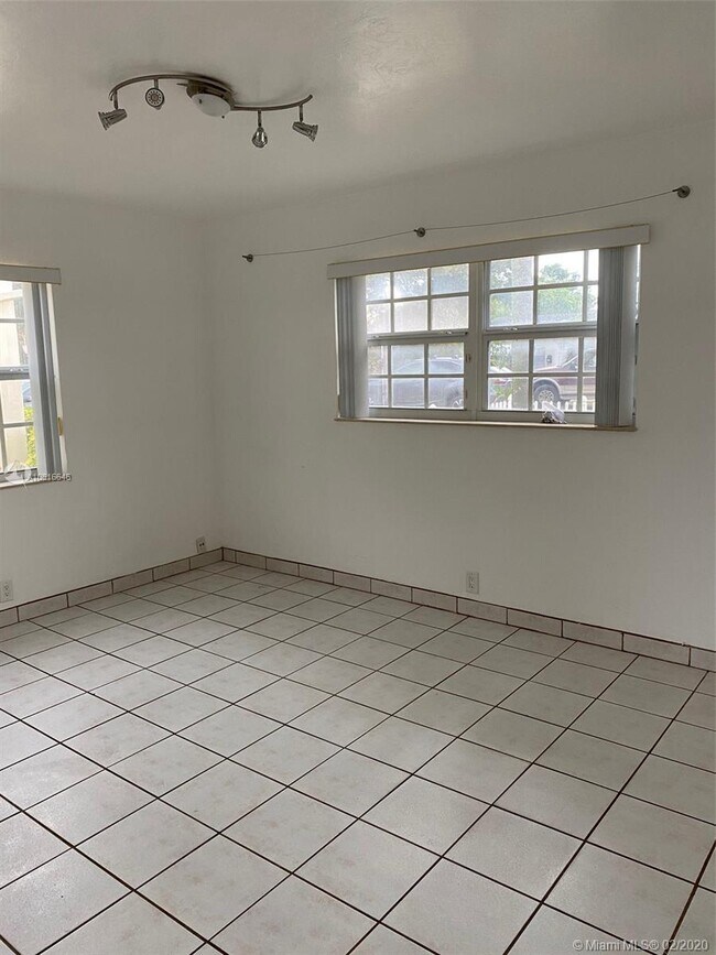 Foto del edificio - 2439 Coolidge St