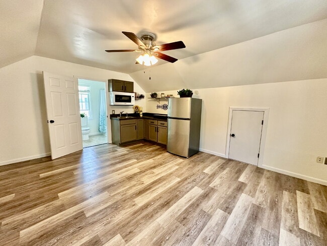 Building Photo - Cute Studio Garage Apartment in Westbury P...