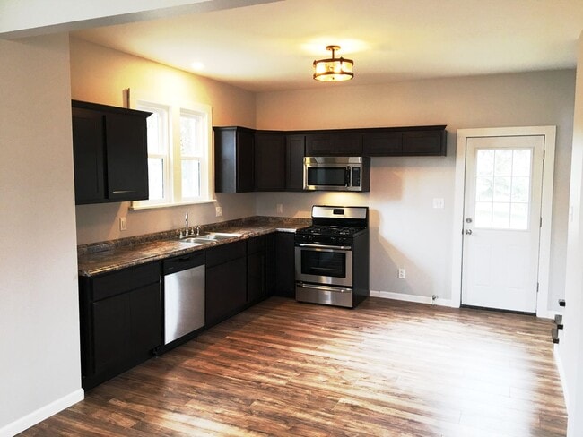 Building Photo - Move in Ready...146 W Washington St, Colli...