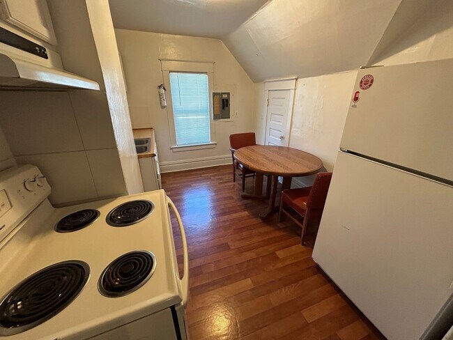 Building Photo - 6 bed 3 bath House Near Gonzaga - Availabl...