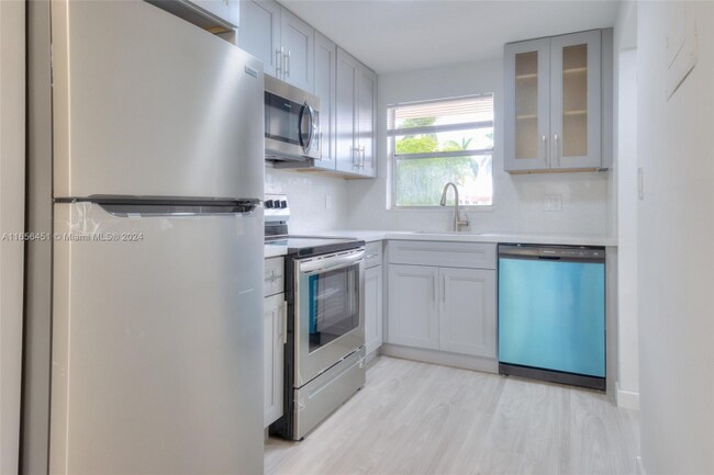 Foto del edificio - 7991 Sunrise Lakes Dr N