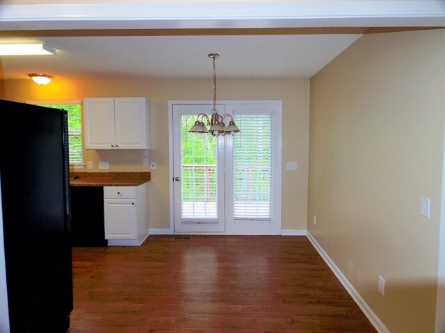 Building Photo - 215 Hickory Glen Lane