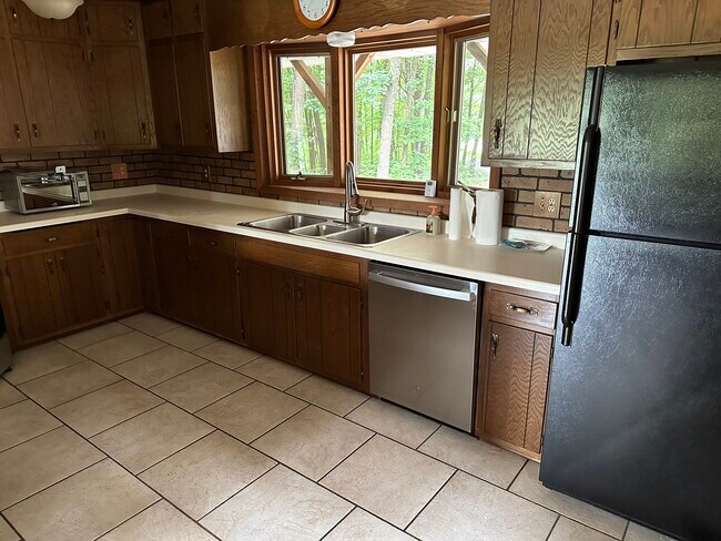 Building Photo - W10841 Deer Brook Ln