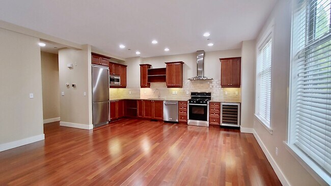 Building Photo - Luxury 3 Bedroom Townhome in Lake Oswego’s...