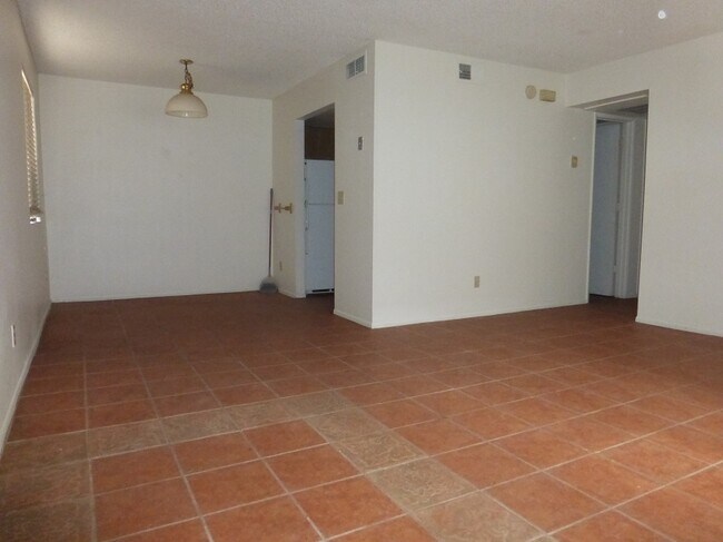 Foto del edificio - 700 W University Dr