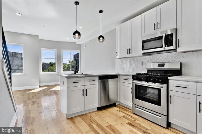 Interior Photo - 2703 W Glenwood Ave