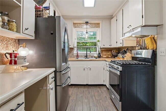 Building Photo - Single Family Home For Rent
