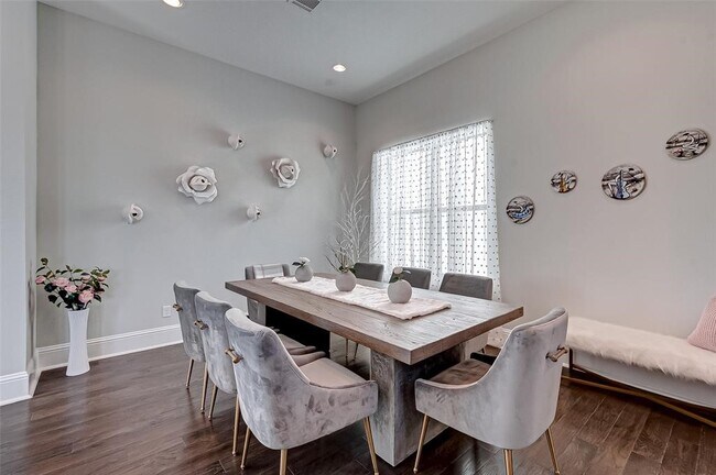 Foto del edificio - 1256 N Post Oak Rd