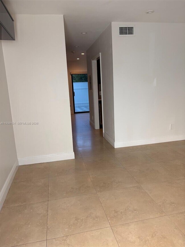 Foto del edificio - 5555 Ludlam Rd