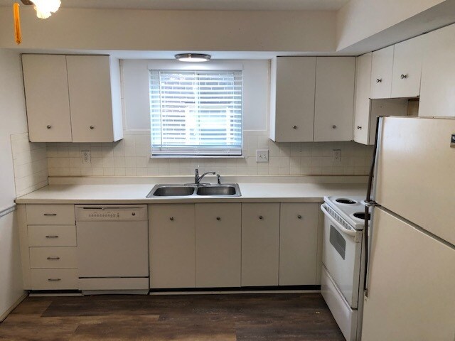 Cocina con lavavajillas, papelera, microondas, refrigerador - 10123 Puttington Dr
