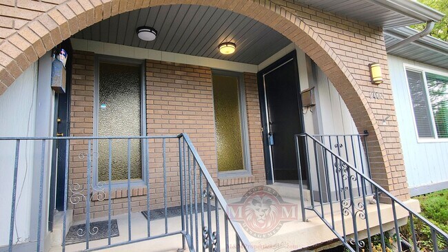 Foto del edificio - Remodeled 3 Bd 2 Ba Duplex Above Foothill