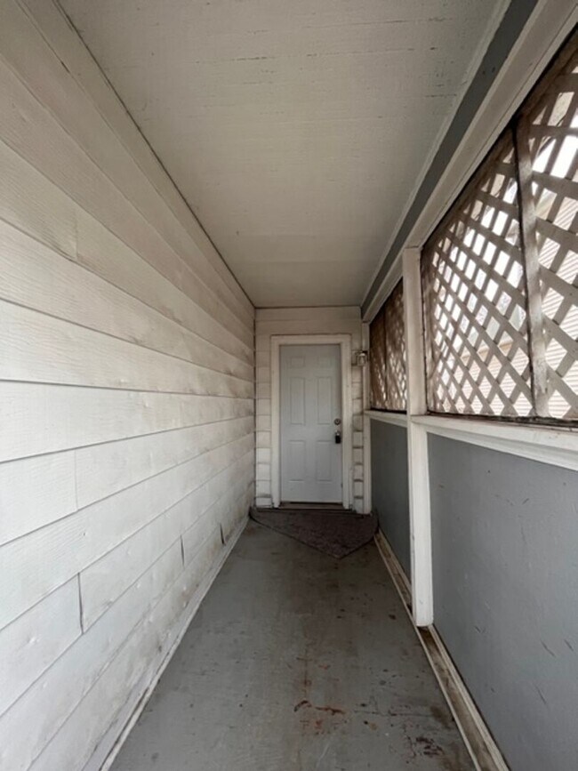 Building Photo - Single Family 4 bedroom 1.5 bath in Davenport