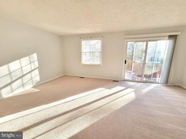 Building Photo - 6369 New Haven Ct