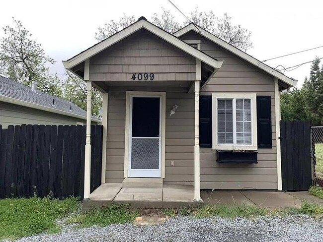 Building Photo - This very clean unit