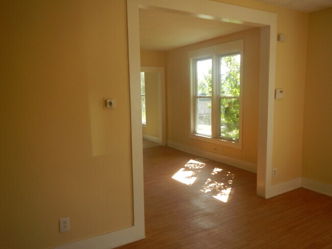 Building Photo - Bright & Comfortable Waltherson Townhouse