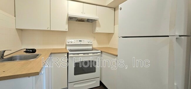 Building Photo - 5537 Iowa Ave