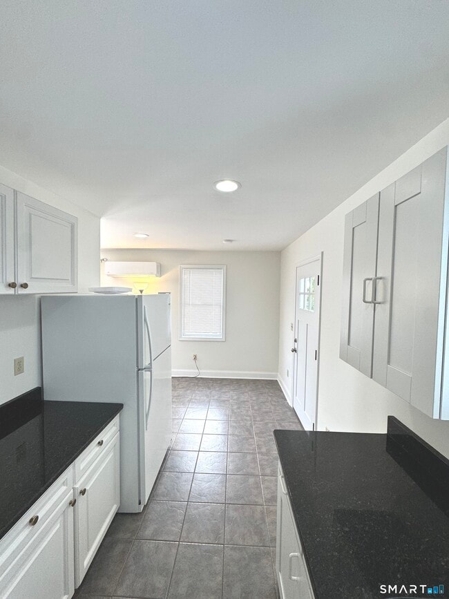 Building Photo - 93 New Canaan Ave