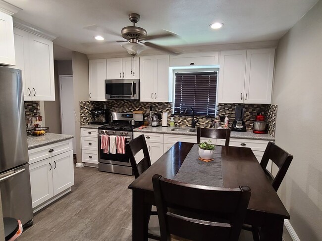 Building Photo - 644 E Birch St