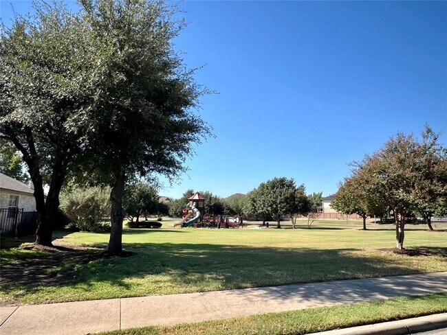 Foto del edificio - 4511 Western Lake Dr