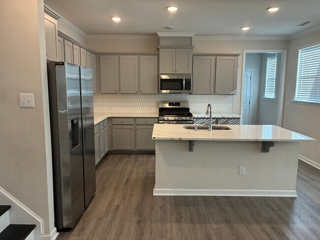 Foto del edificio - Room in House on Hopper Cir